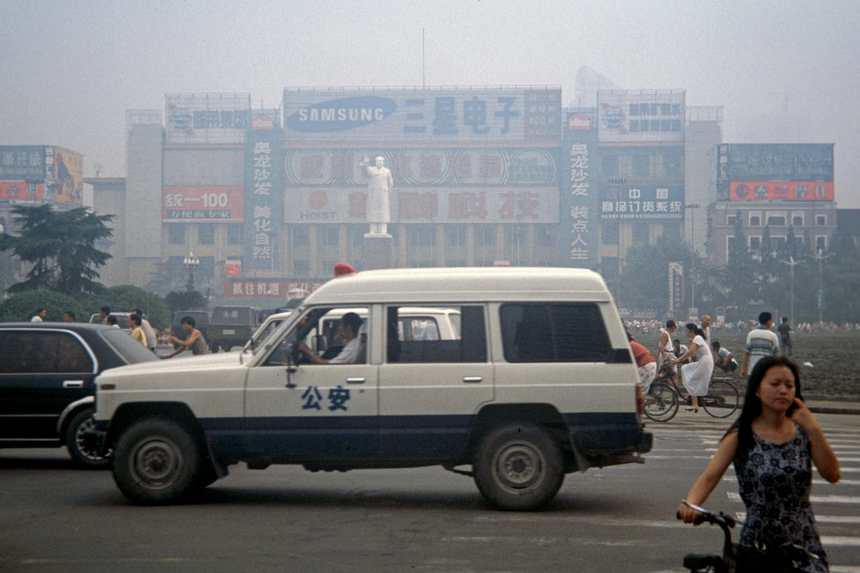 Innenstadtszene mit Mao–Statue