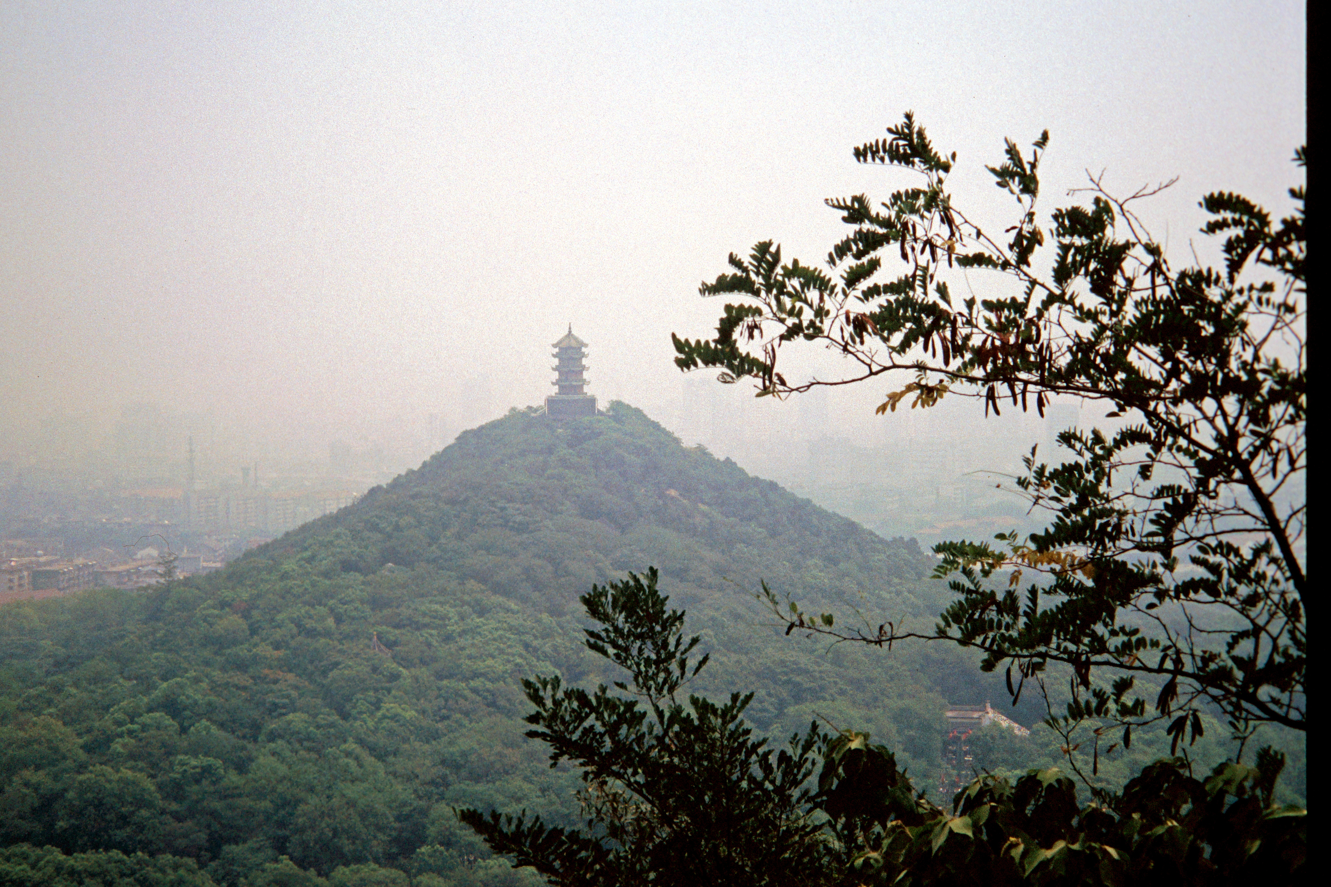 Blick vom San Mao Shan auf die Long Guang Ta