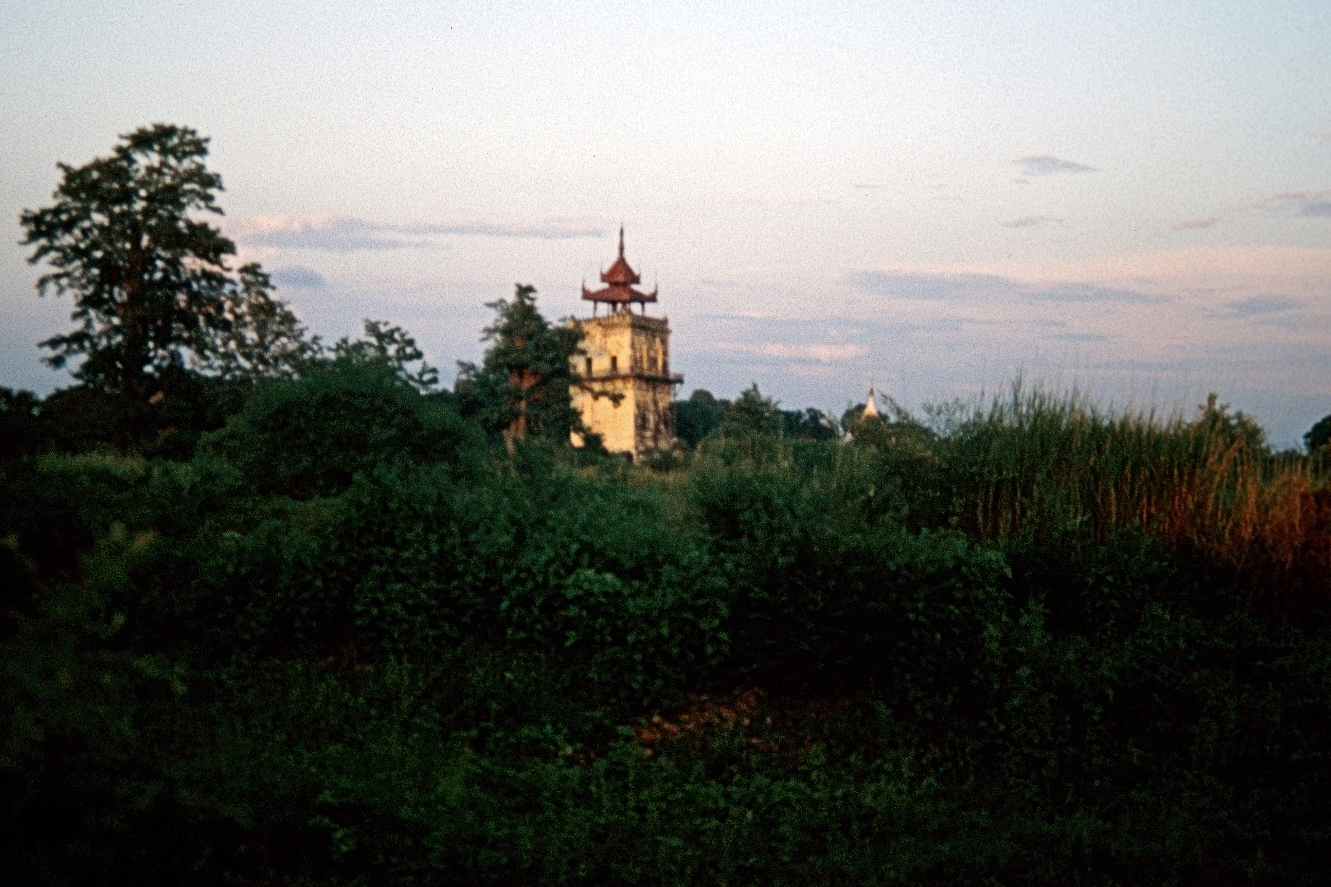 Der schiefe Turm von Inwa